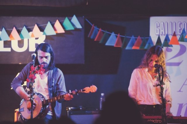 Hola A Todo El Mundo en concierto.