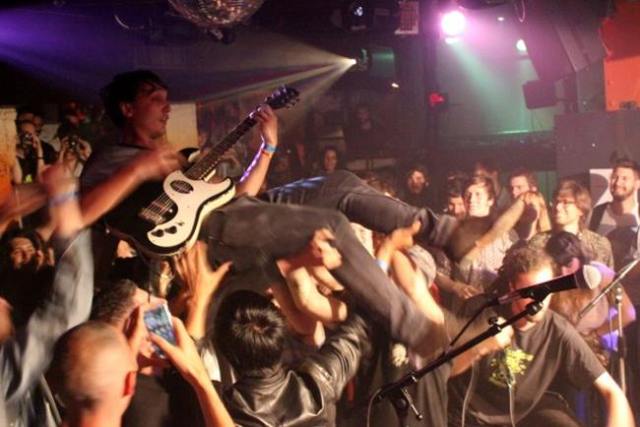 Los italianos Go!zilla en mitad de uno de sus conciertos.