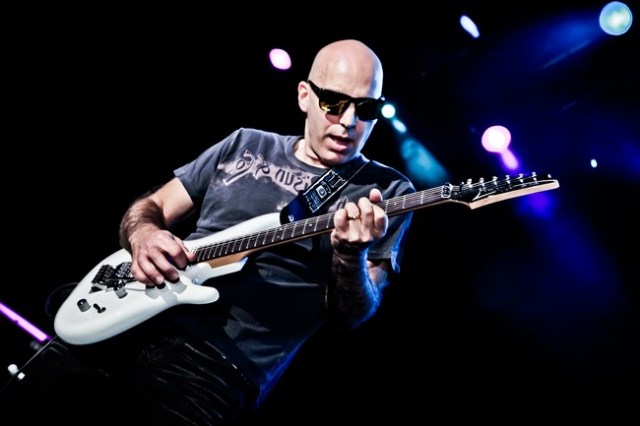 El virtuosismo de Joe Satriani llega a Gijón, Sevilla y Bilbao.