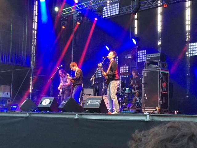 Australian Blonde durante su concierto en el festival Tomavistas.