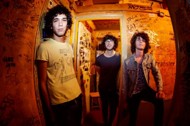 Rock con tintes surferos son algunos de los estilos que encontraremos al escuchar a Los Vinagres.