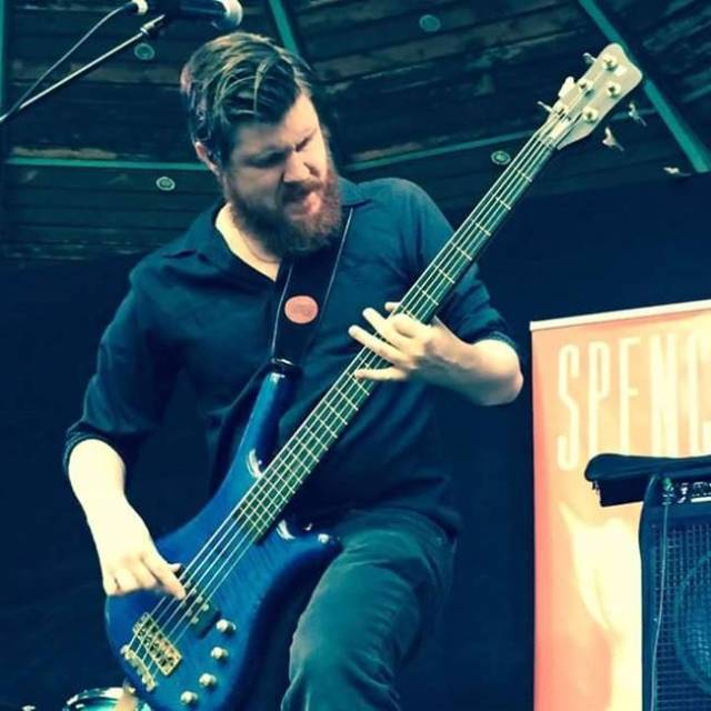 Spencer aúna influencias de varios grupos para conseguir un sonido muy compacto y de calidad.