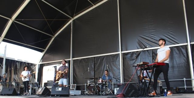 Aire Canadá abriendo en La Plaza De Santo Domingo.