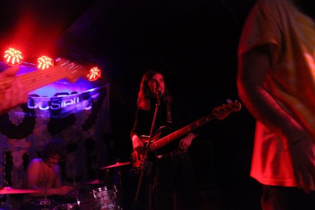 Holy Bouncer durante su actuación en Costello Club