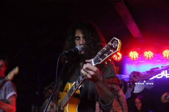 Black Maracas abrieron el concierto 