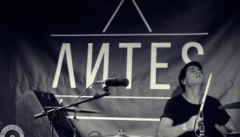 Antes durante su concierto en Moby DIck