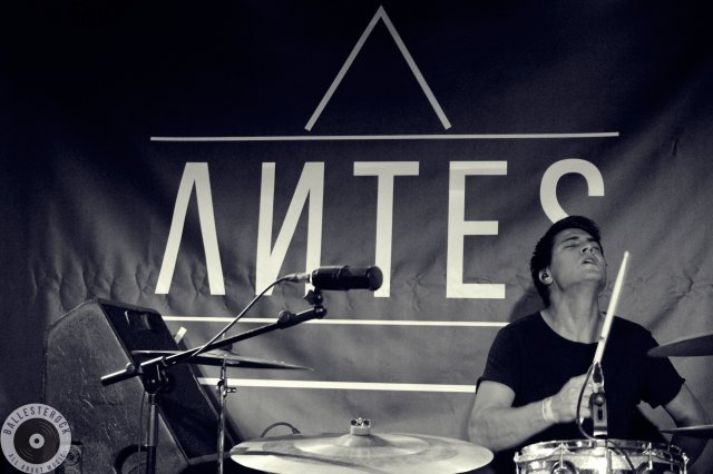 Antes durante su concierto en Moby DIck