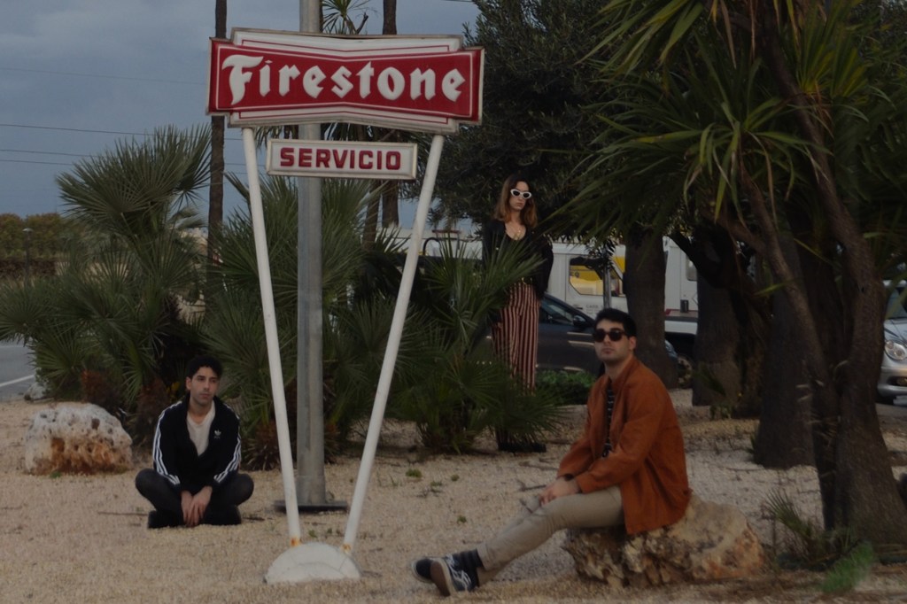 White Hounds presentan ¨Passerby of the Night¨
