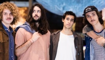 Holy Bouncer se van de festivales.