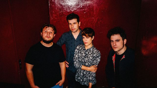 triangulo-de-amor-bizarro (1).jpg